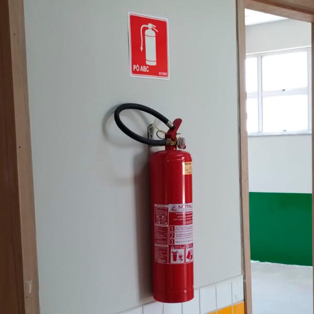 instalacao de extintores2 de incendio em escola
