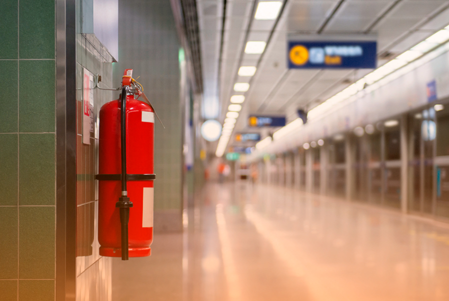 Guia Completo de Segurança Contra Incêndio para o Comércio 7 photoblog 15 extintor corredor