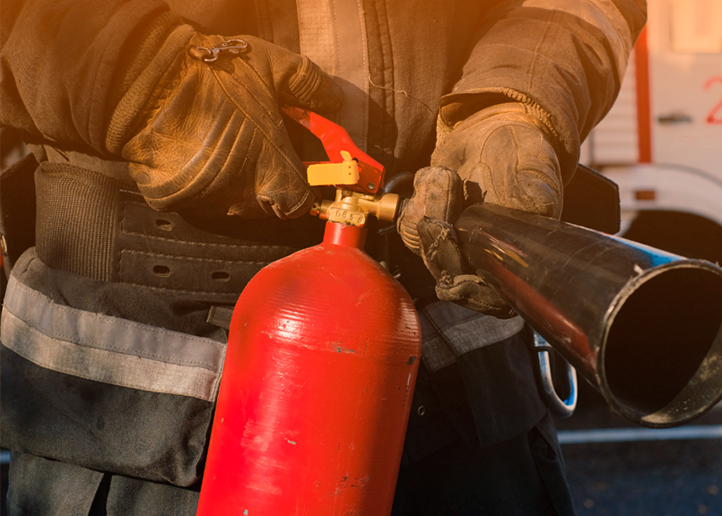 Verão e Riscos de Incêndios: Medidas de Prevenção Essenciais para Edificações 7 BLOG 31 EXTINTOR PRONTO PARA USO