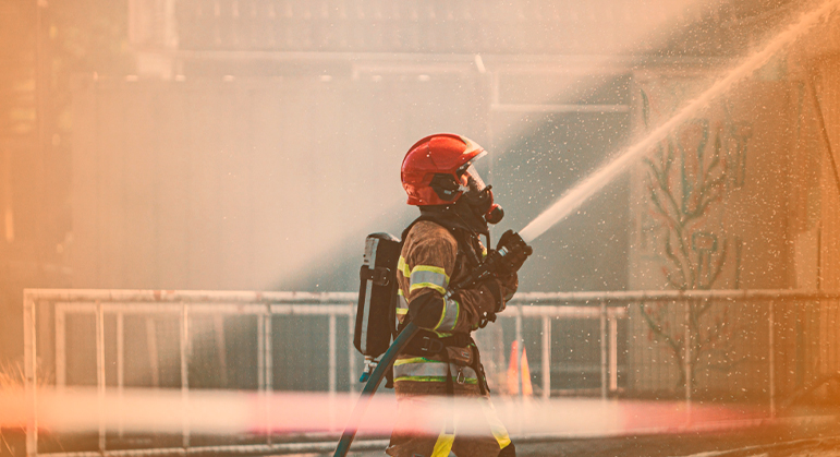 O Impacto das Mudanças Climáticas na Frequência e Intensidade dos Incêndios Urbanos 5 BLOG 36 BOMBEIRO INCENDIO URBANO