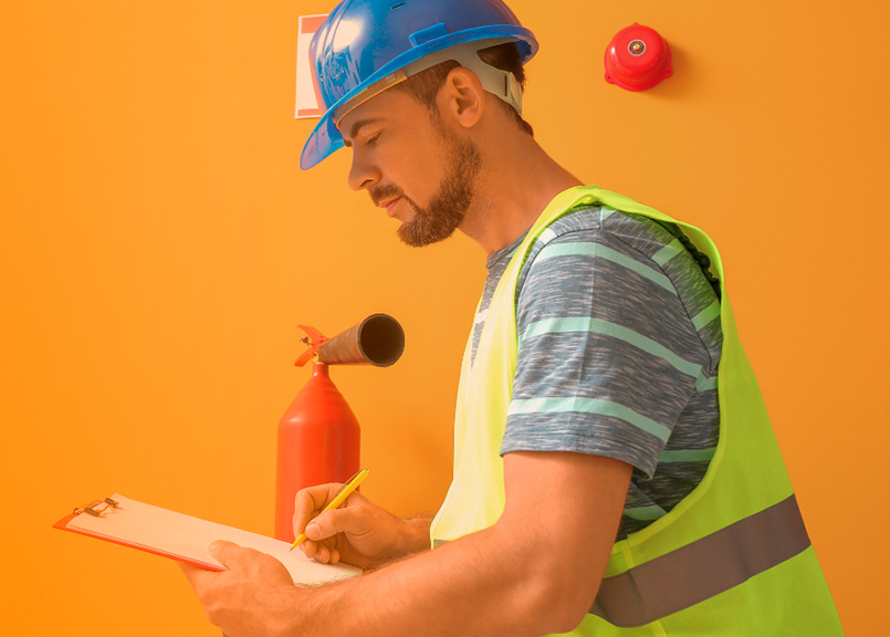 Brigada de incêndio em condomínios residenciais: como montar, treinar e manter ativa 3 BLOG 22 BRIGADISTA EXTINTOR AVALIACAO