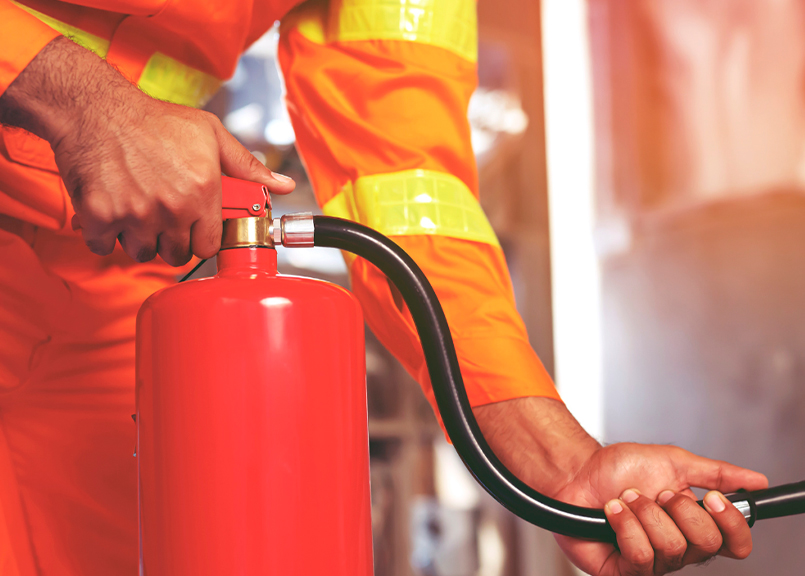 Brigada de incêndio em condomínios residenciais: como montar, treinar e manter ativa 2 BLOG 22 TECNICO AVALIACAO EXTINTOR