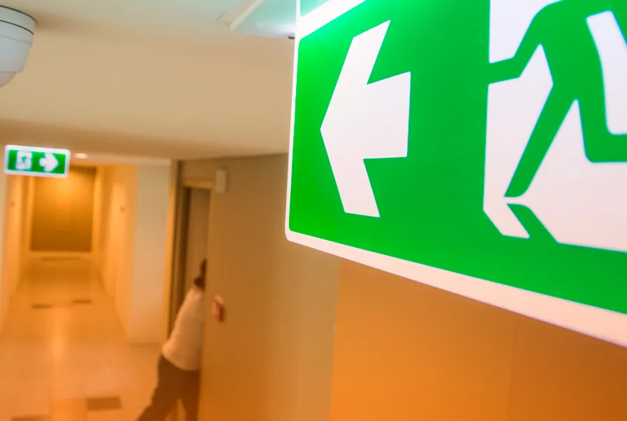 NBR 13434: Glossário Completo para Entender a Norma 7 SINALIZACAO placas saida de emergencia aparente sem obstrucao